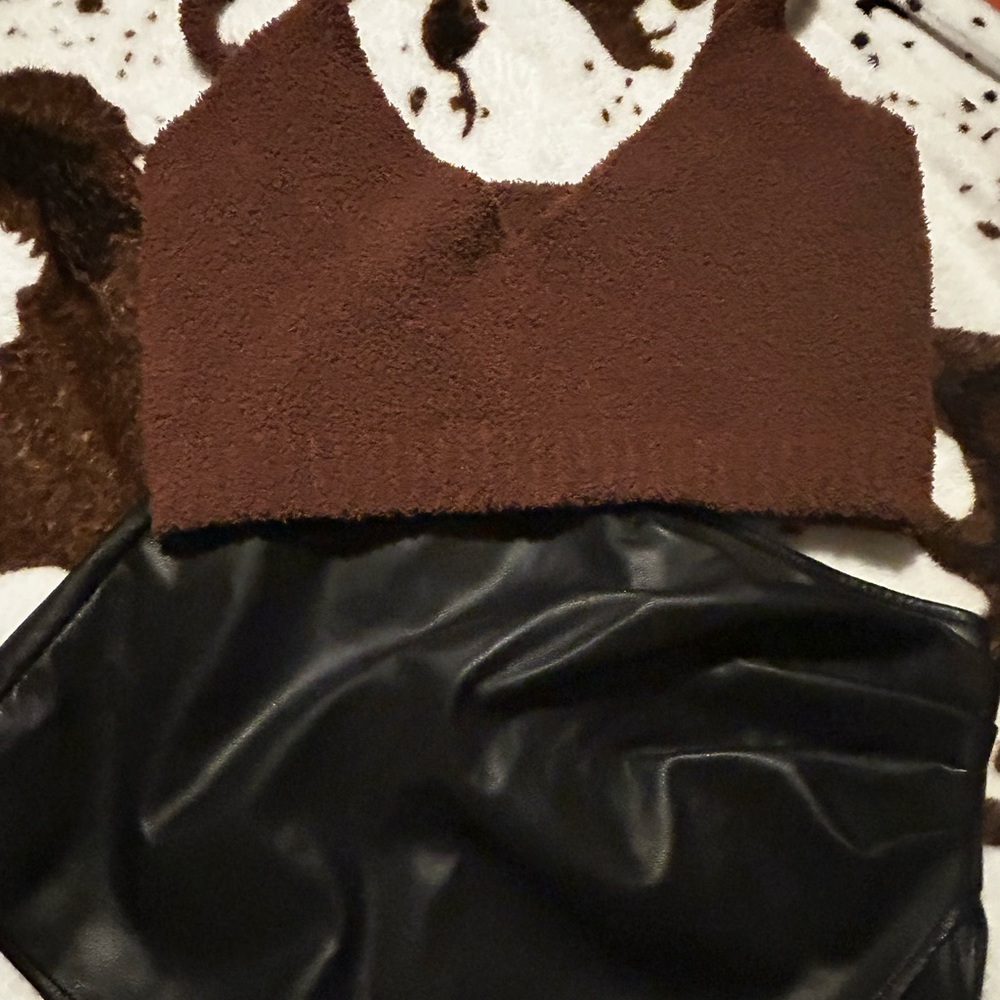 Forever 21 Black Faux Leather Skirt and brown top. Perfect for FALL